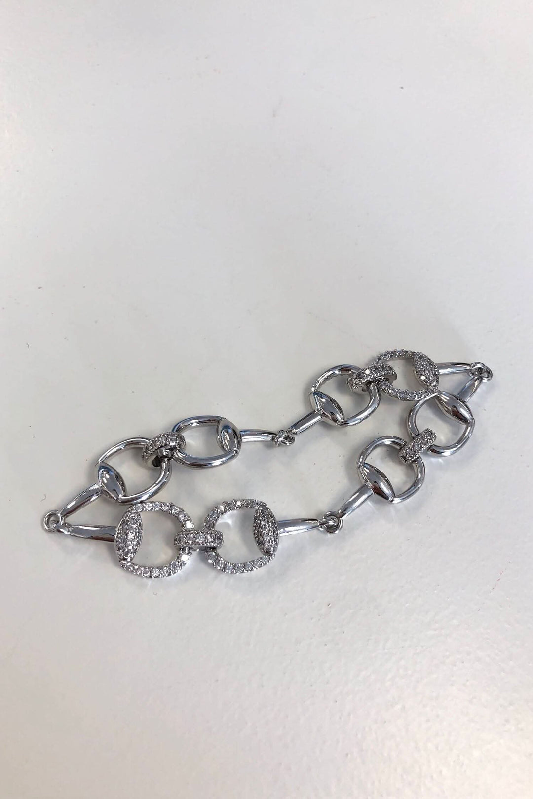 Bracelet argent avec breloques carrées et brillants, élégant et tendance, parfait pour un accessoire unique.
