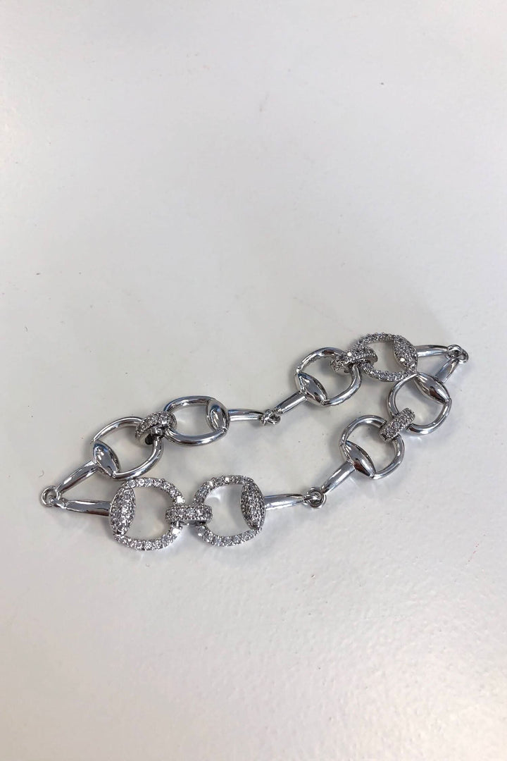 Bracelet argent avec breloques carrées et brillants, élégant et tendance, parfait pour un accessoire unique.