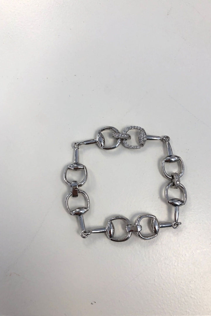 Bracelet argent avec breloques carrées et brillants, élégant et tendance.