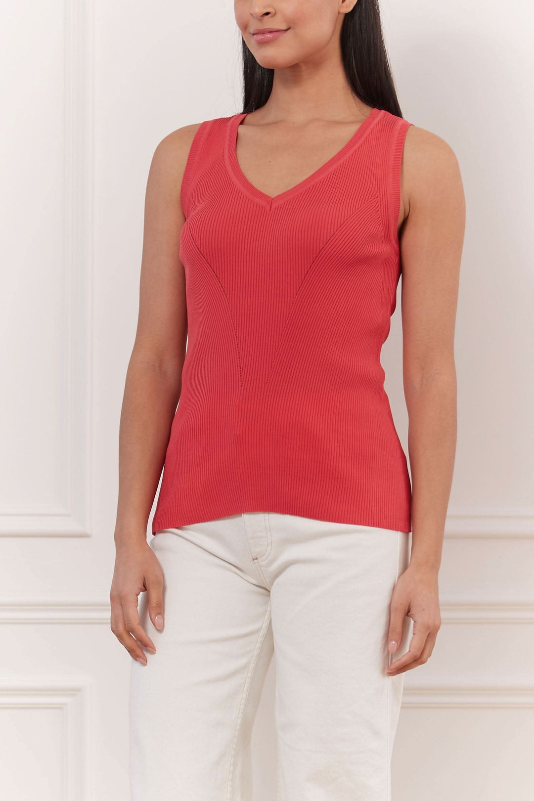 Camisole en jersey rouge, sans manches, à col en V, en viscose côtelée, modèle féminin en taille Small.
