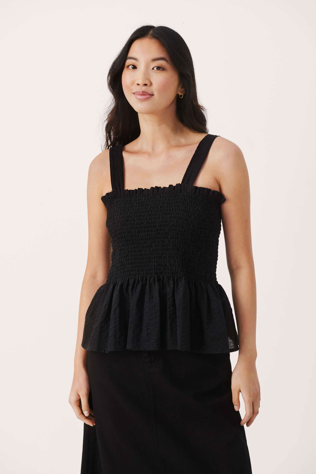 Camisole Stevie en noir avec bretelles larges, haut en nid d&