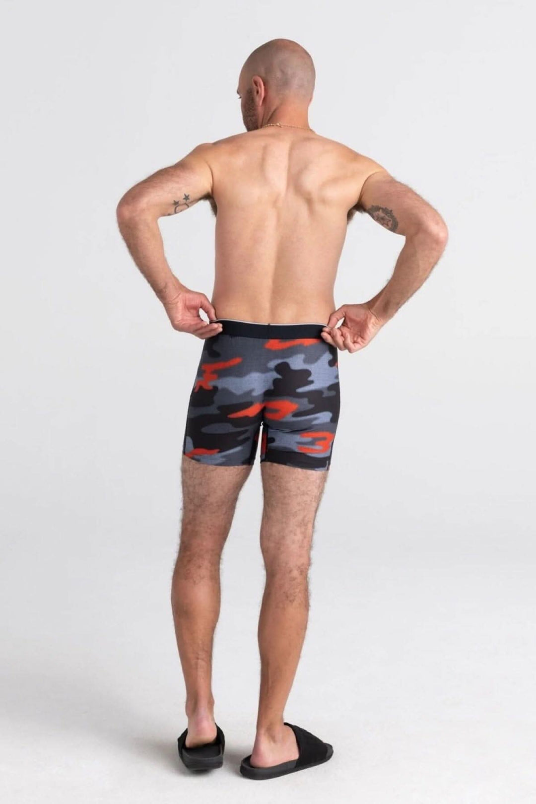 Homme de dos portant un maillot de bain camouflage Hazy, mettant en valeur sa coupe ajustée et son design sportif.