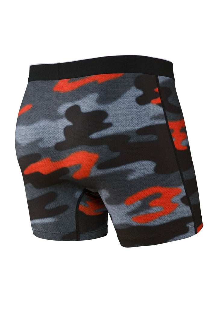 Shorts en camouflage avec motifs gris et rouge, coupe ajustée et tissu respirant. Parfait pour le sport.