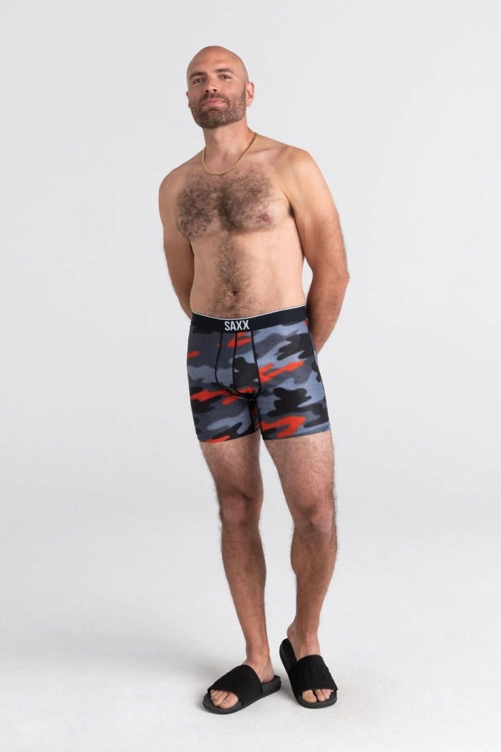 Homme portant des boxers camouflage Hazy de la marque SAXX, exhibant un look décontracté et sportif.