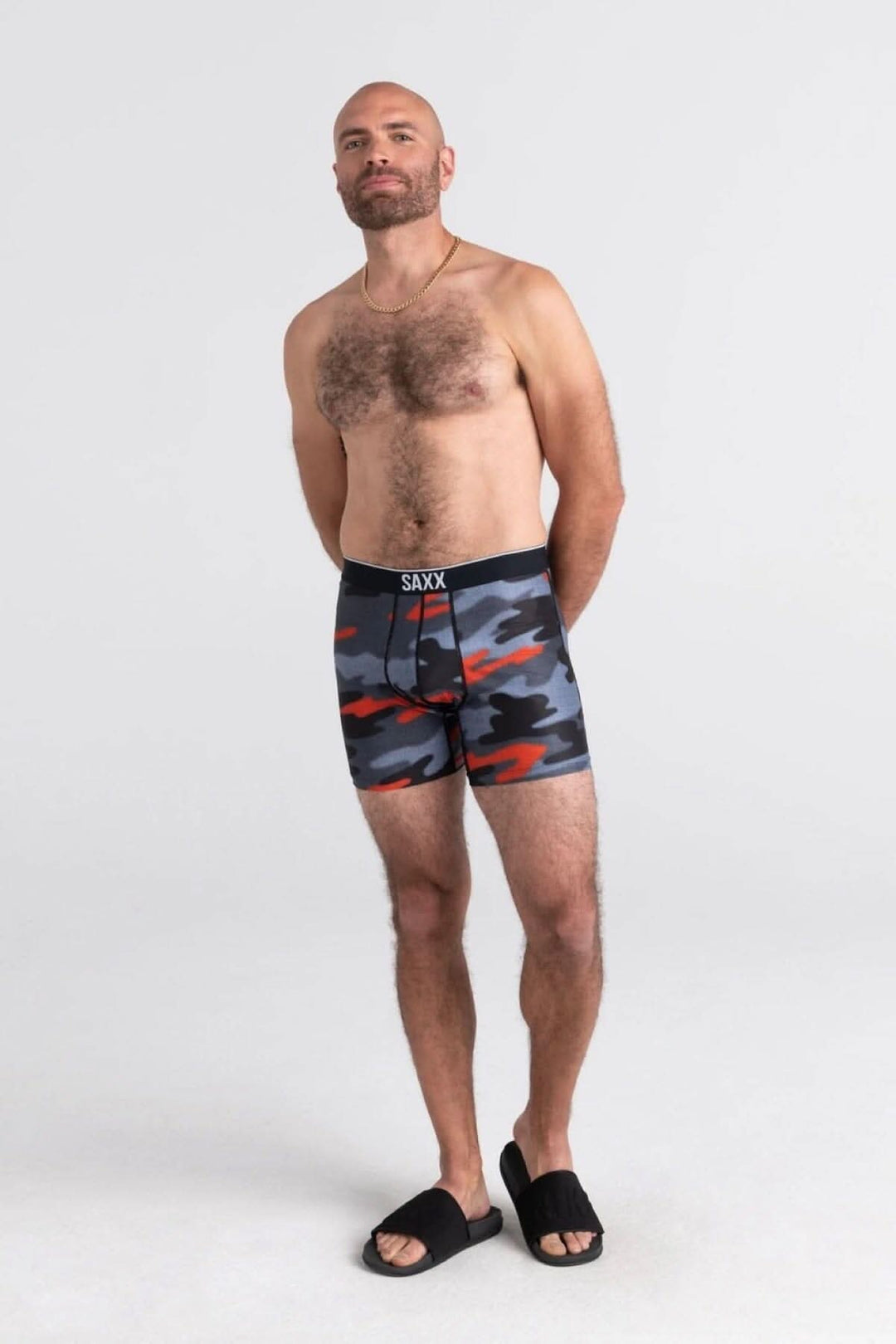 Homme portant des boxers camouflage Hazy de la marque SAXX, exhibant un look décontracté et sportif.