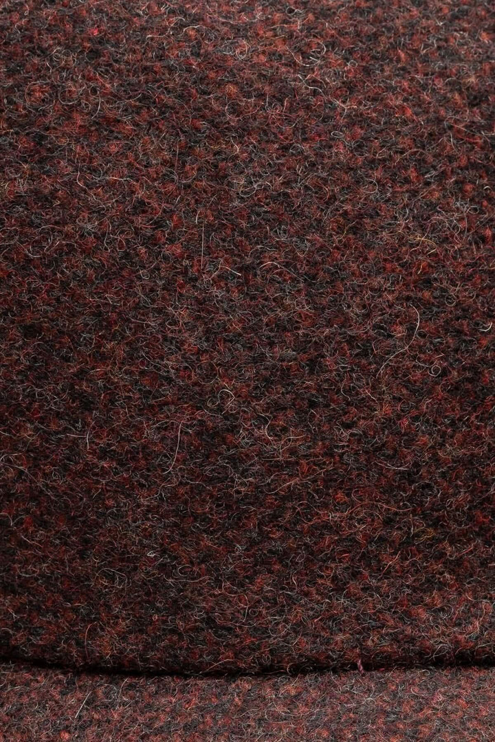 Texte de flanelle marron et rouge, fabriqué pour une casquette de baseball élégante.