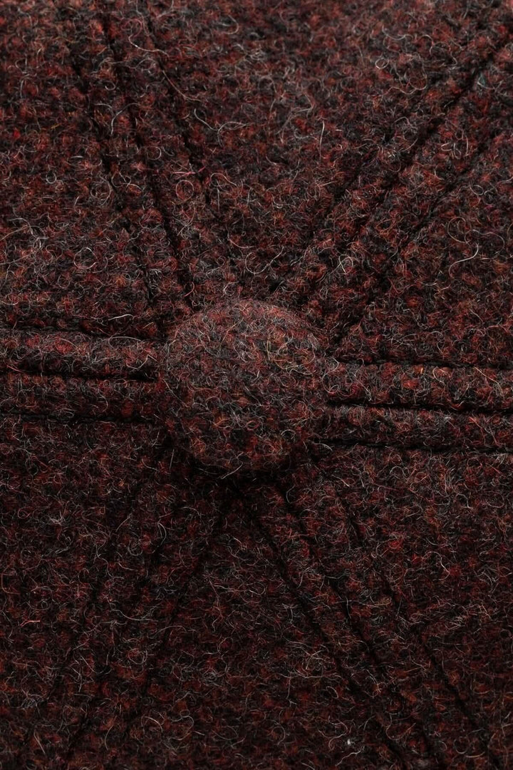 Casquette de baseball en flanelle avec texture en laine, détails élégants, couleur foncée.