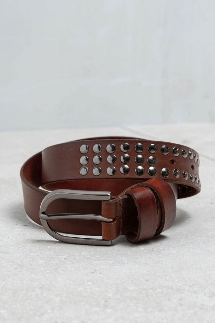 Ceinture en cuir cloutée marron, ornée de clous métalliques et boucle en métal.