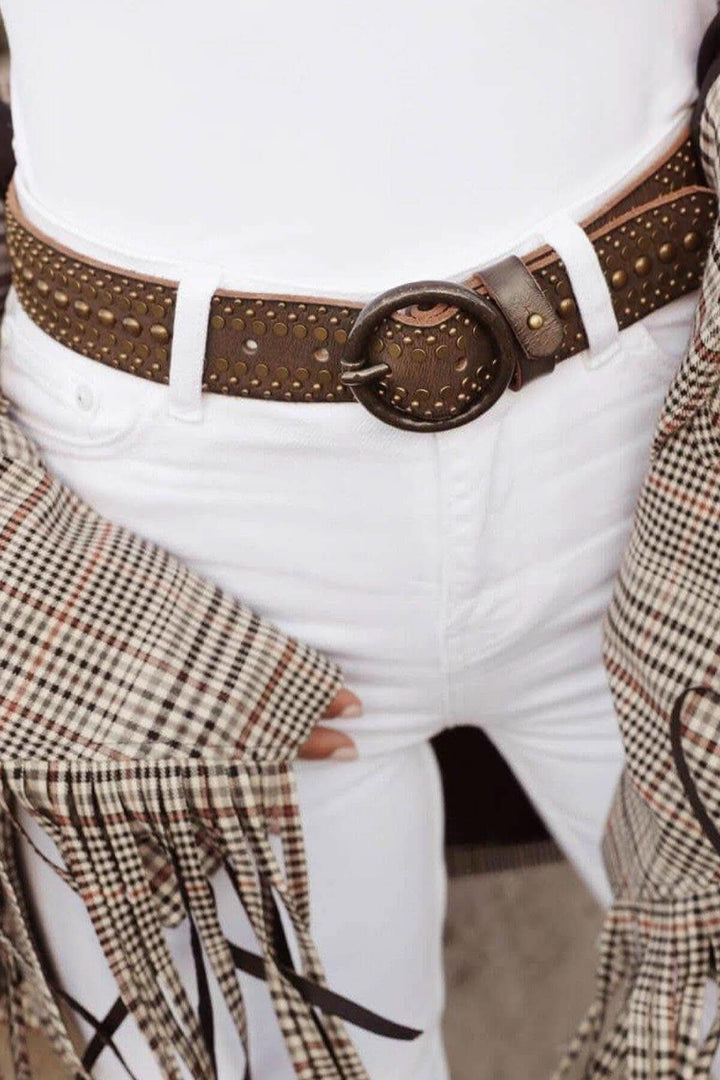Ceinture en cuir cloutée marron avec boucle vintage, parfaite pour compléter une tenue décontractée ou de soirée.