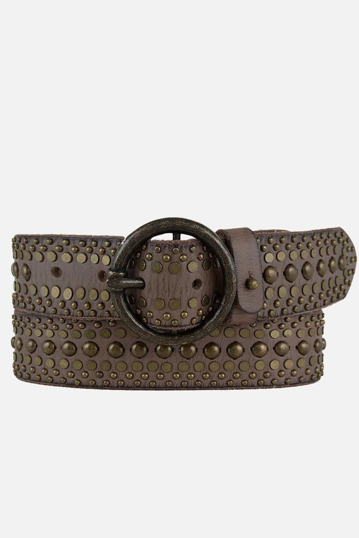 Ceinture en cuir cloutée marron avec clous bronze vieilli et boucle ronde en métal vintage.