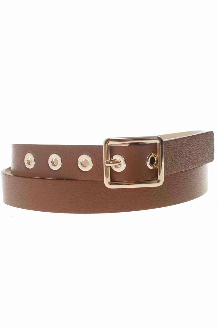 Ceinture en cuir souple avec boucle en or clair et œillets en or clair, style élégant et moderne.