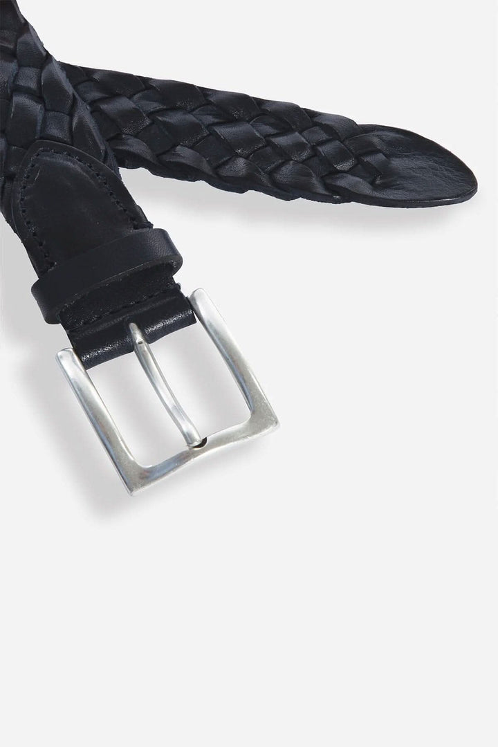 Ceinture tressée en cuir noir avec boucle en nickel vieilli, style européen élégant.
