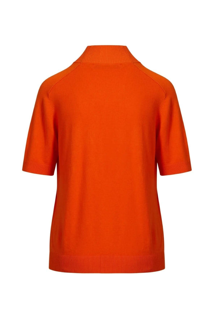 Chandail à col cheminé orange, en tricot fin, manches courtes, vue arrière.