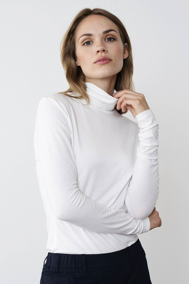 Chandail à col roulé manche longue en viscose blanc, coupe ajustée, longueur 65 cm, pour un style élégant.