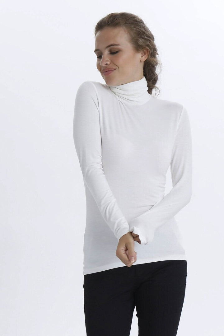 Chandail à col roulé manche longue en blanc, coupe ajustée, 95% Viscose, entretien facile.
