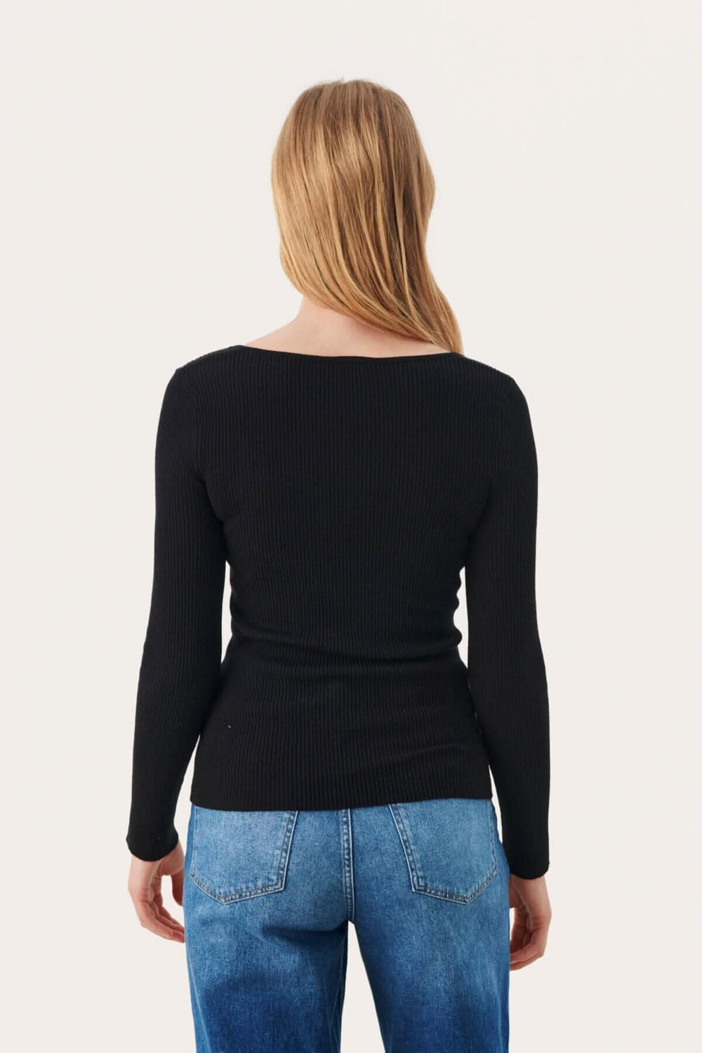 Vue arrière du pull Caylee de Part Two, en noir, avec encolure profonde et manches longues.