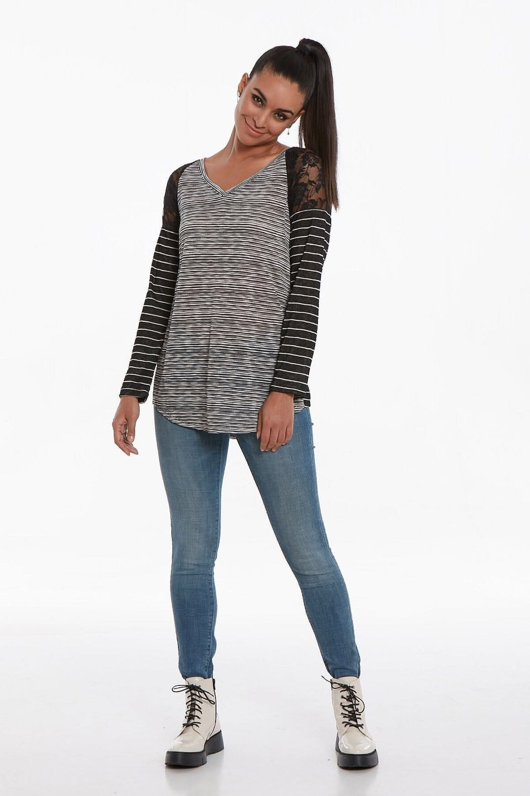 Chandail ENYA en jersey rayé avec dentelle aux épaules, coupe décontractée et encolure en V, style féminin.