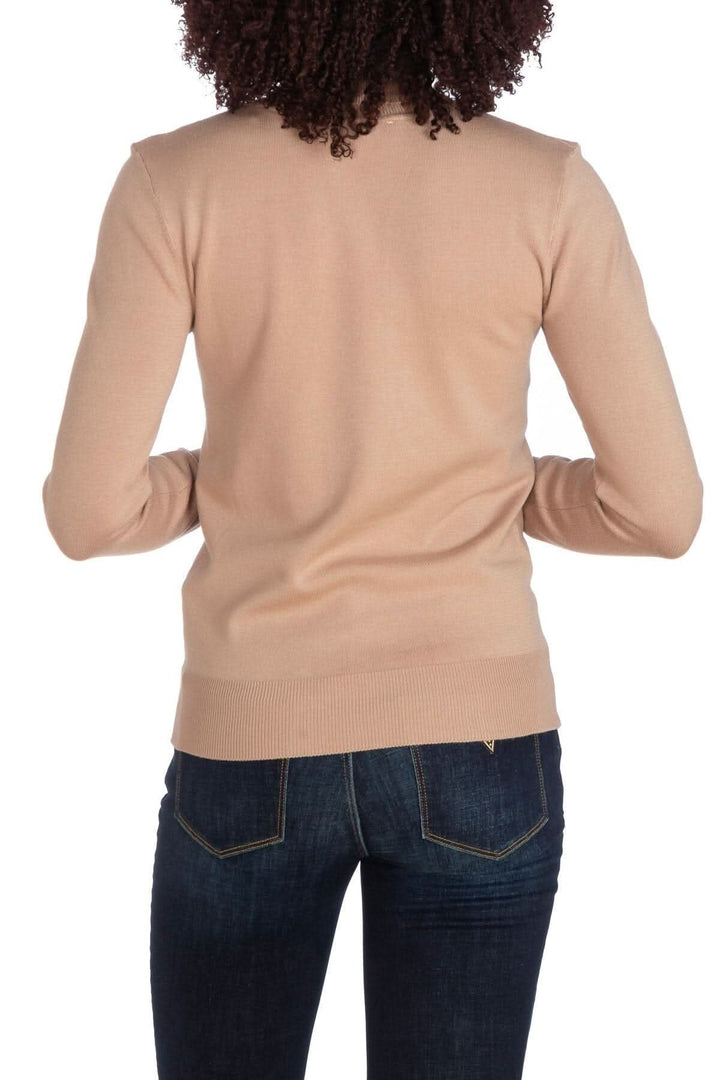 Chandail beige à col roulé, doux et élastique, avec boutons sur le bas des manches, vue arrière.