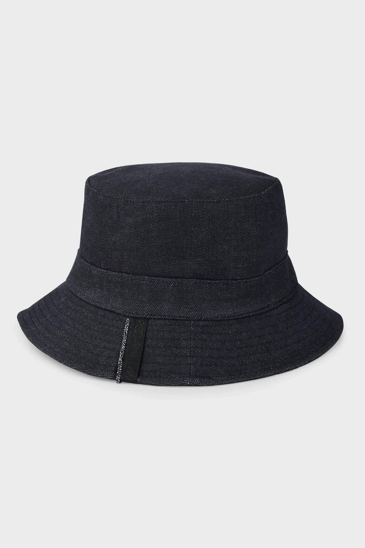 Chapeau en tissu de coton bleu denim vintage, style seau avec bord surpiqué et bandeau décoratif.