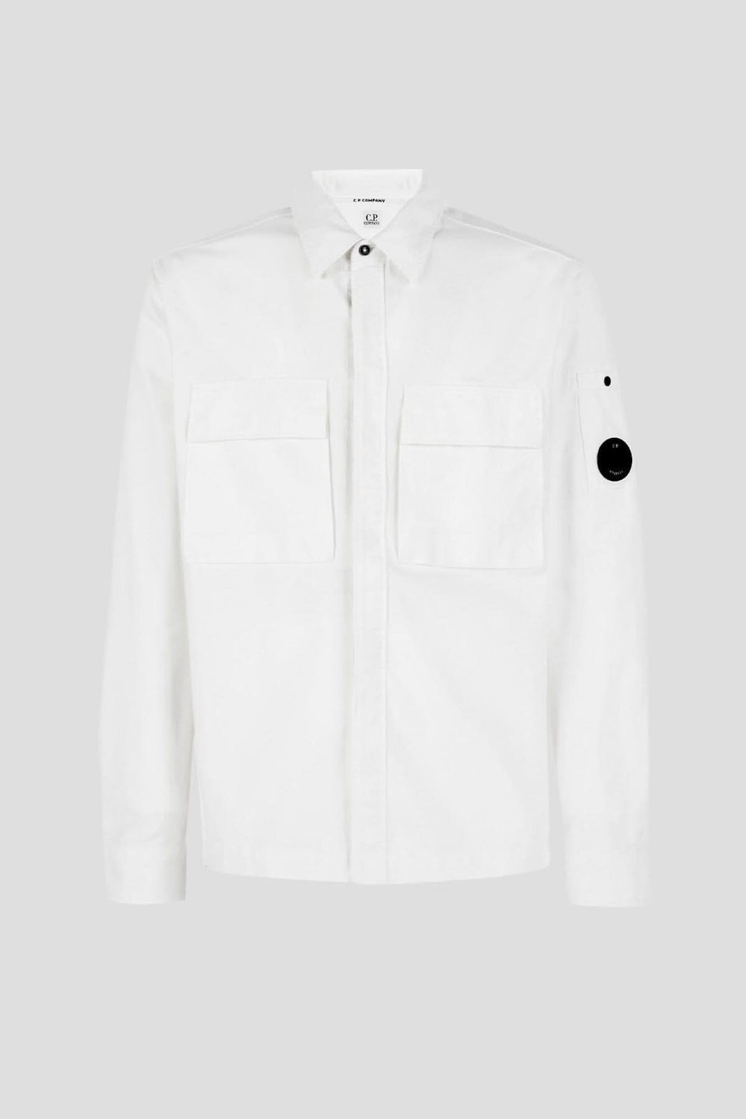 Chemise Batavia blanche à manches longues avec poches poitrine et détail en forme de verre de lunette.