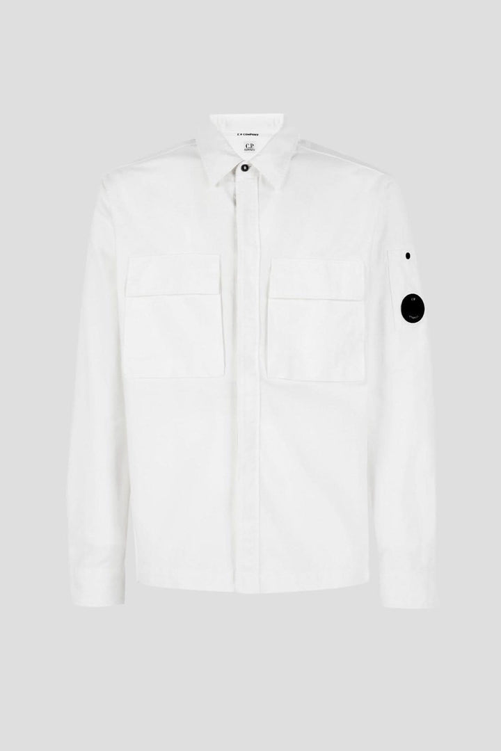 Chemise Batavia blanche à manches longues avec poches poitrine et détail en forme de verre de lunette.