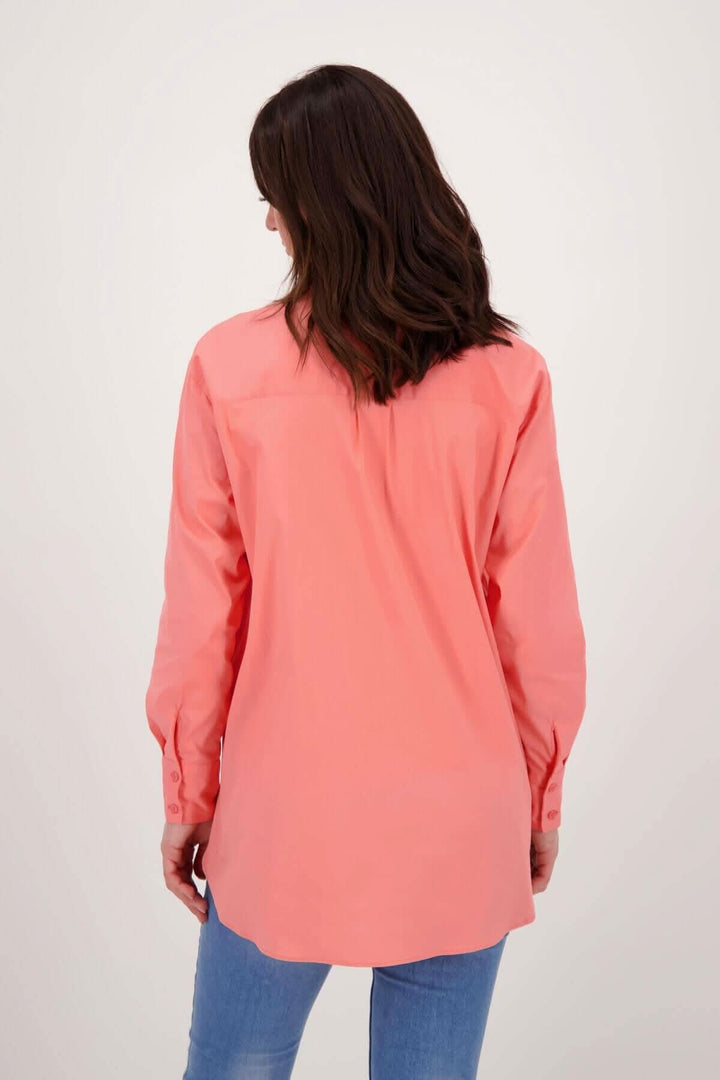 Chemise en coton rose vue de dos, coupe Regular Fit avec ourlet arrondi et manches longues.