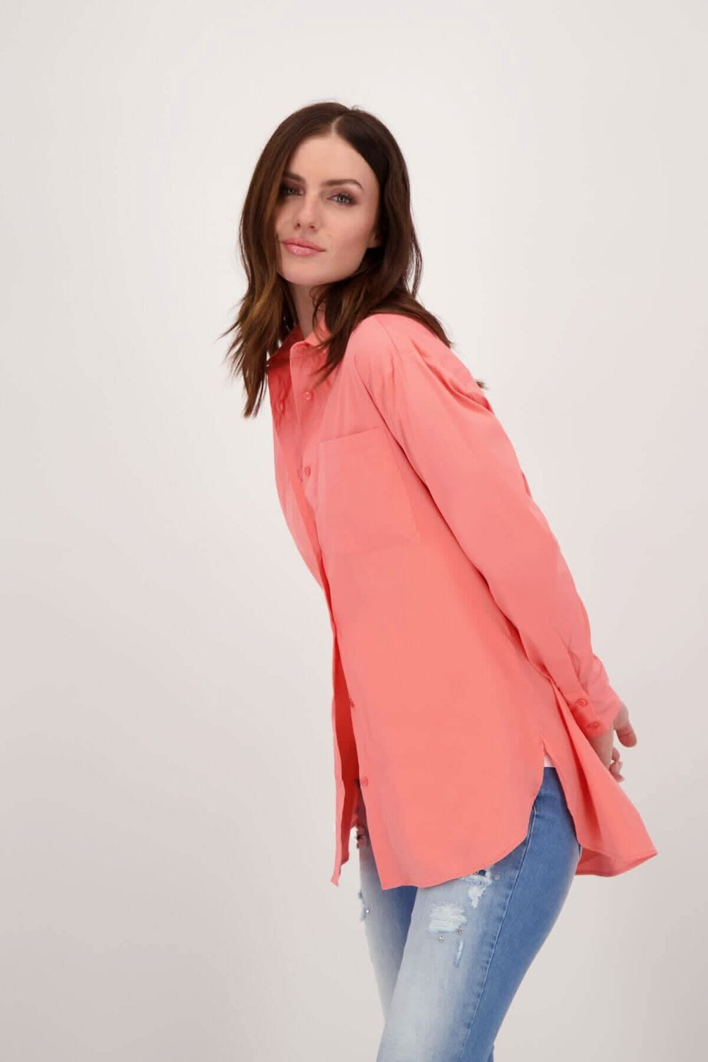 Chemisier en coton rose à manches longues avec coupe Regular Fit et fentes latérales parfait pour un look chic.