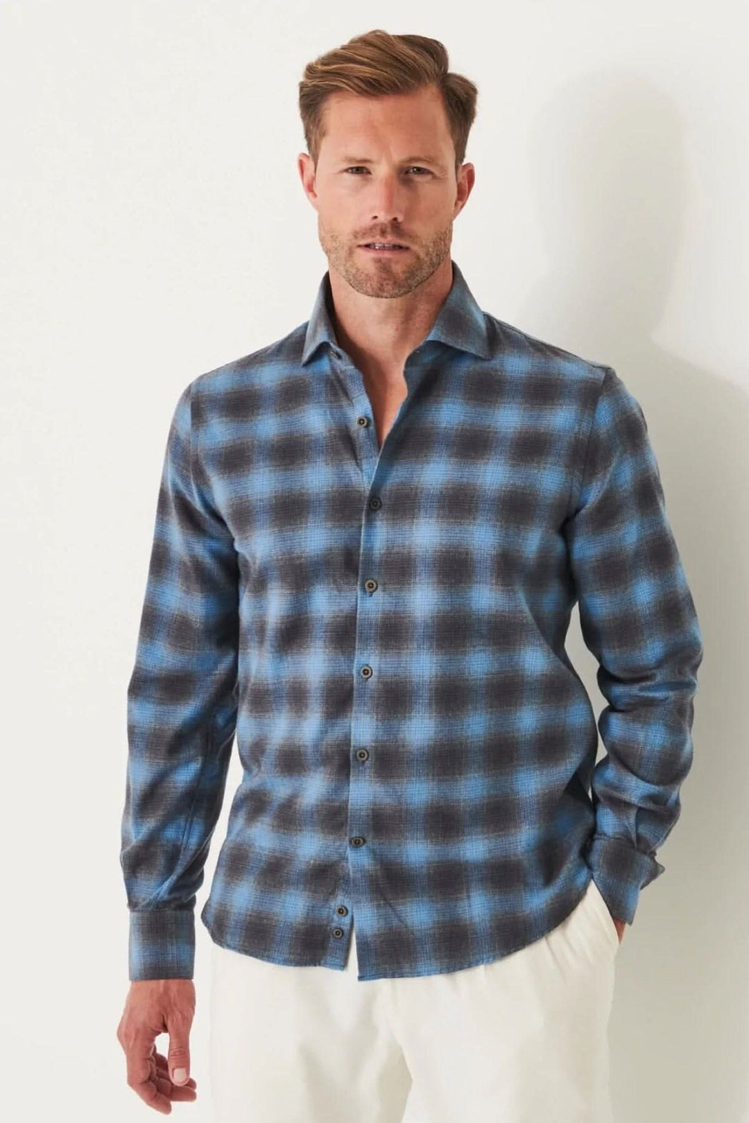 Chemise en flanelle bleue à carreaux pour homme, conçue pour un ajustement régulier et un confort optimal.