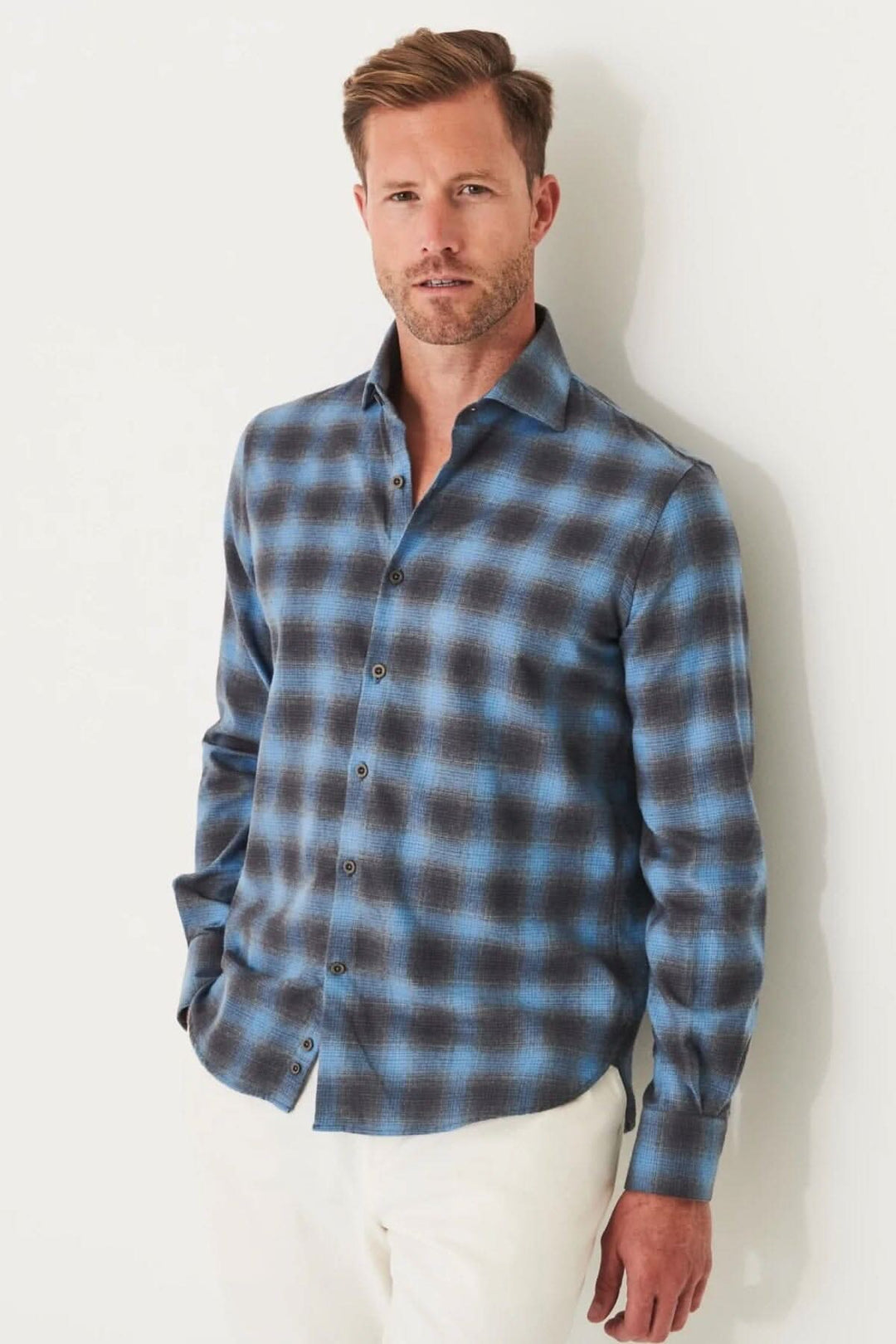 Chemise en flanelle à carreaux bleus, manches longues, confortable pour superposition, coupe régulière.