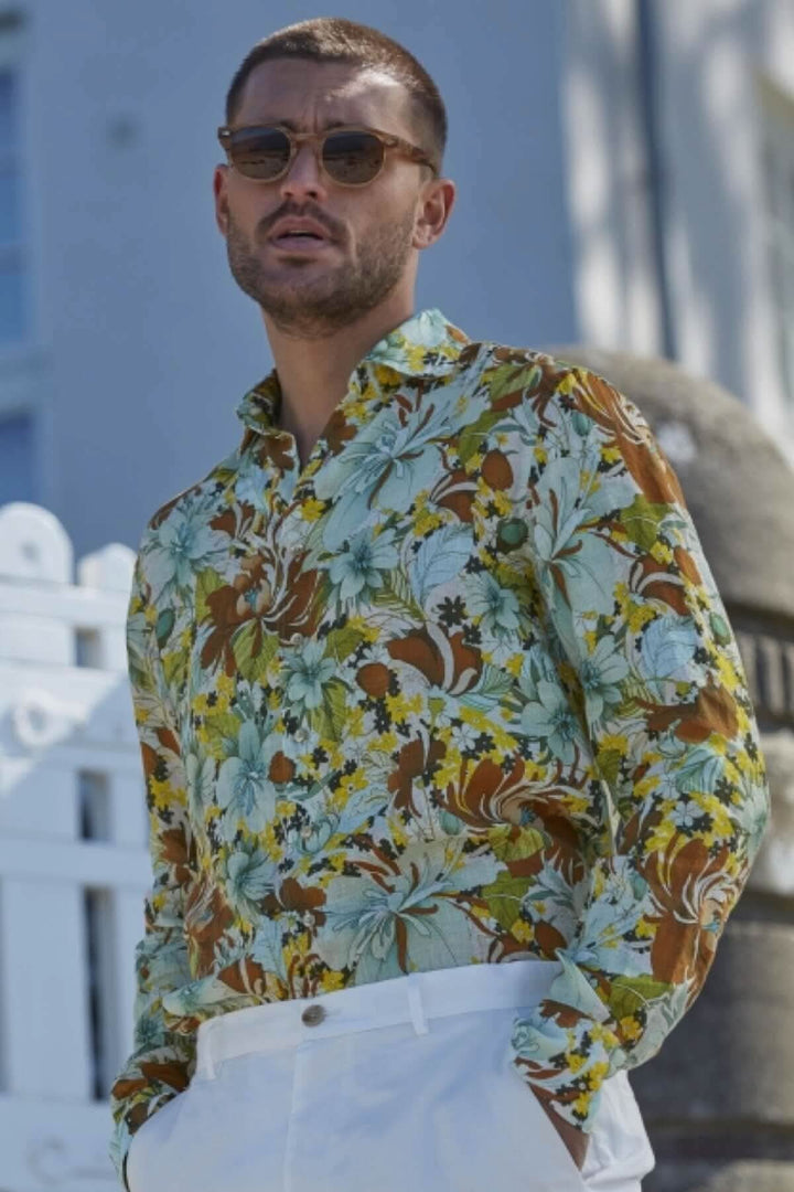 Homme portant une chemise fleurie en lin de Stenströms, idéale pour un look décontracté élégant.