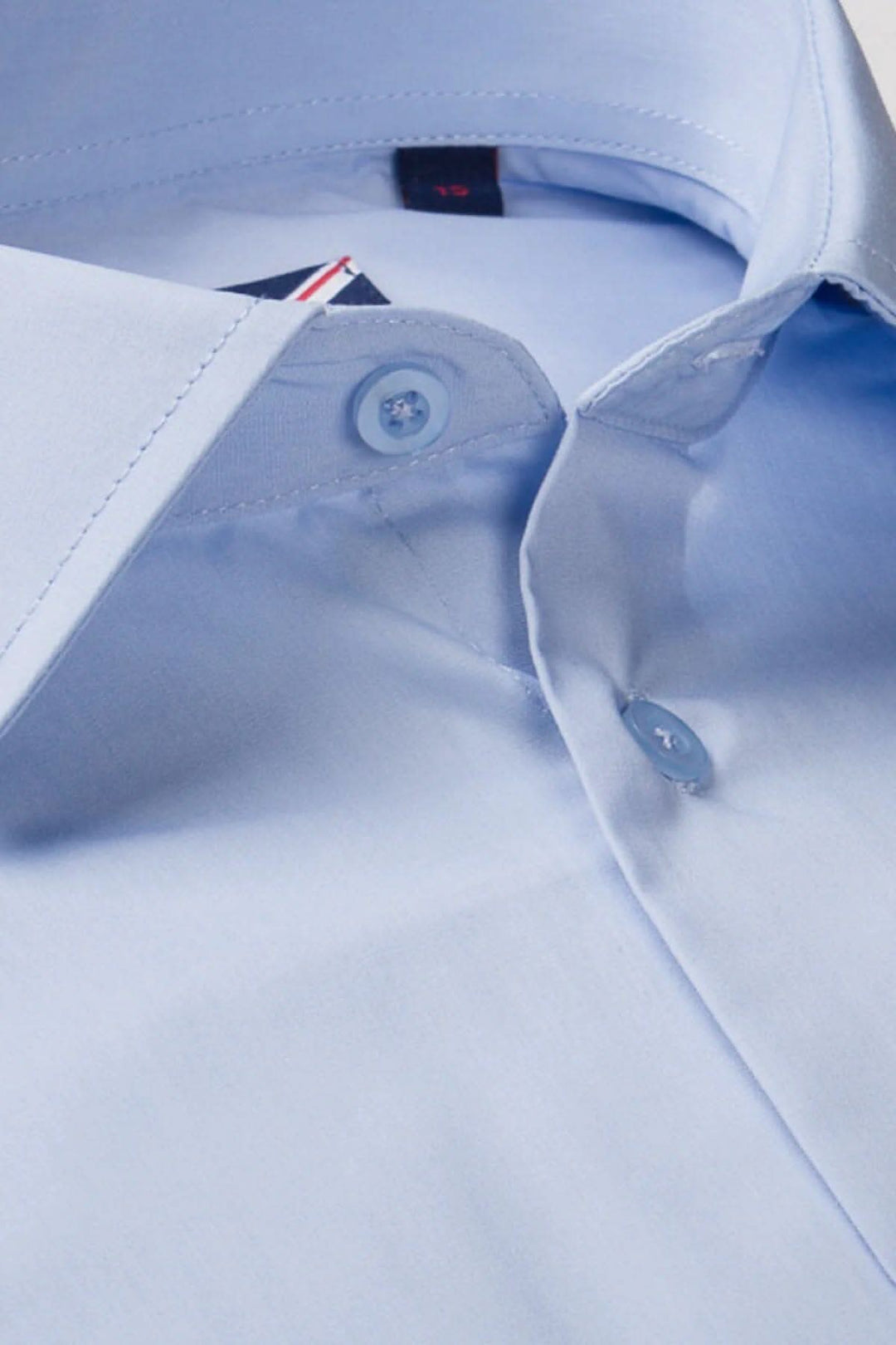 Chemise habillée bleue en polyester et coton avec col évasé et boutons, parfaite pour les occasions décontractées.