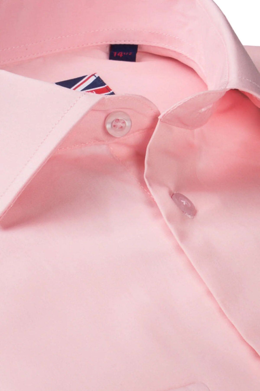 Chemise habillée rose à col évasé, finition sans repassage, idéale pour les occasions décontractées.