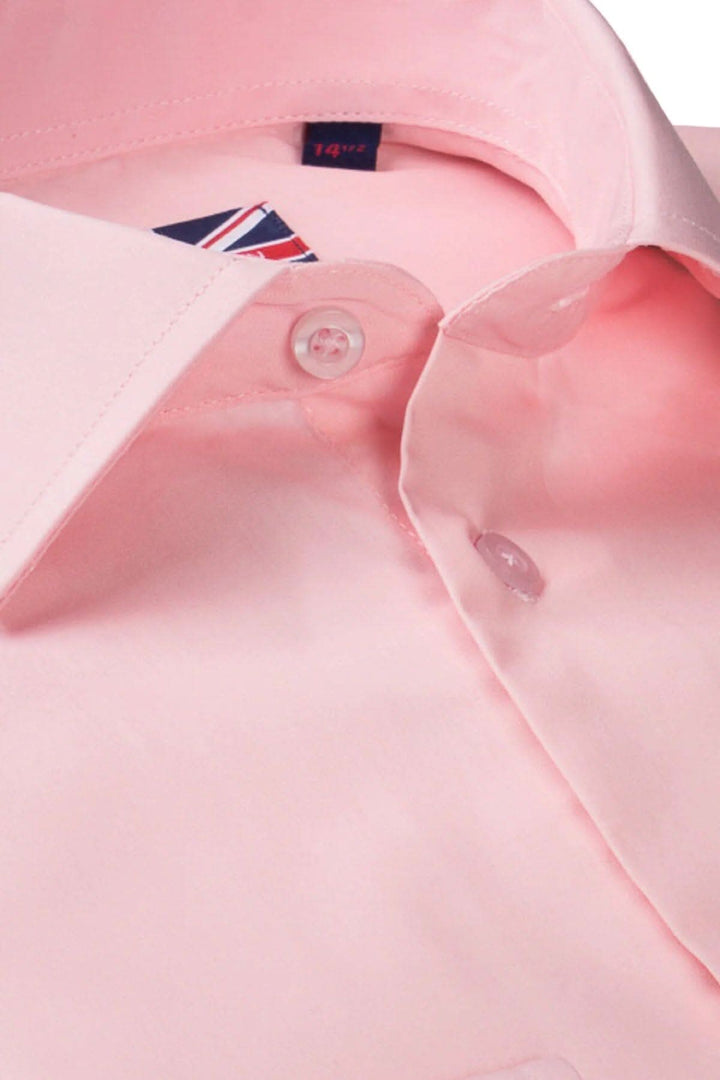 Chemise habillée rose à col évasé, finition sans repassage, idéale pour les occasions décontractées.
