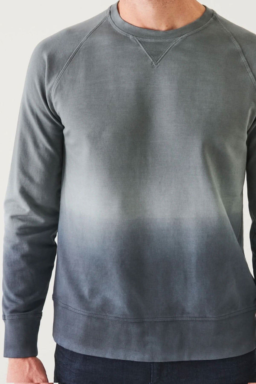 Col rond dégradé en coton pima confortable, coupe décontractée, manches raglan et ourlet côtelé.