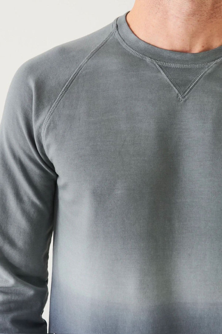 Col rond en coton dégradé gris avec coupe décontractée et poignets côtelés.