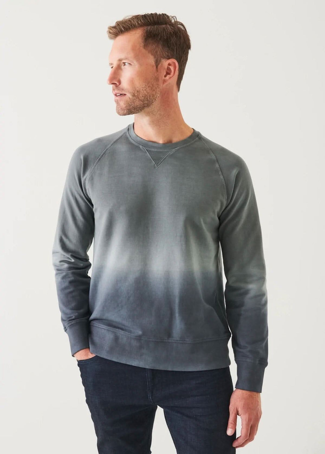 Homme portant un col rond en coton dégradé, idéal pour un look décontracté et confortable.