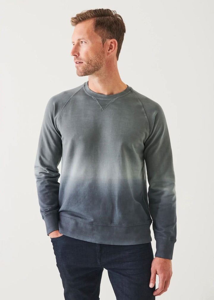 Homme portant un col rond en coton dégradé, idéal pour un look décontracté et confortable.