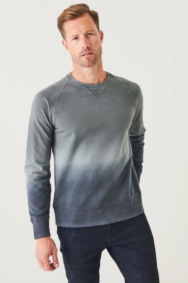 Col rond en coton dégradé gris, coupe décontractée, porté par un homme, idéal avec un jean.