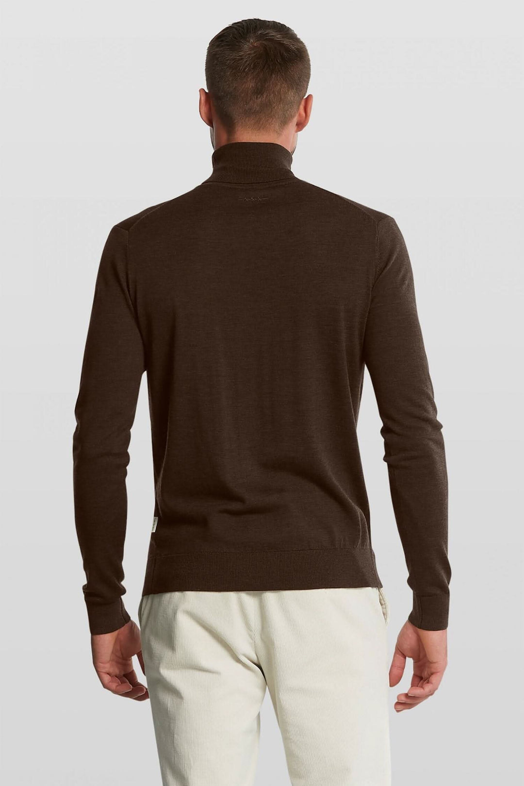 Col roulé en laine brun cacao, avec col, bas et manches côtelés, style élégant et confortable.