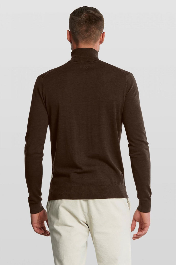 Col roulé en laine brun cacao, avec col, bas et manches côtelés, style élégant et confortable.