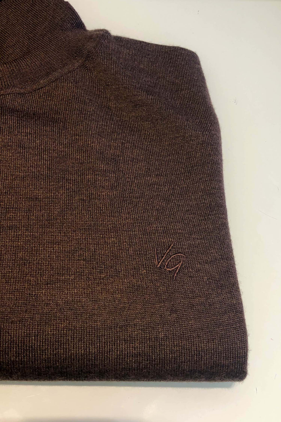 Col roulé en laine brun cacao de Van Gils, confortable avec logo discret, parfait pour l'hiver.