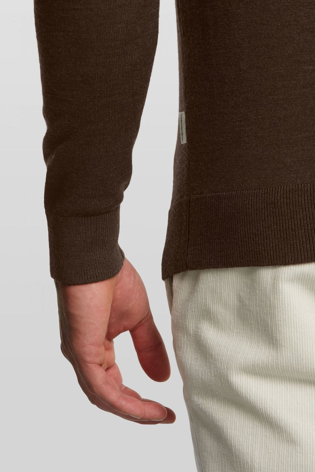 Col roulé en laine brun chocolat avec détails côtelés à manches et bas pour un style confortable.