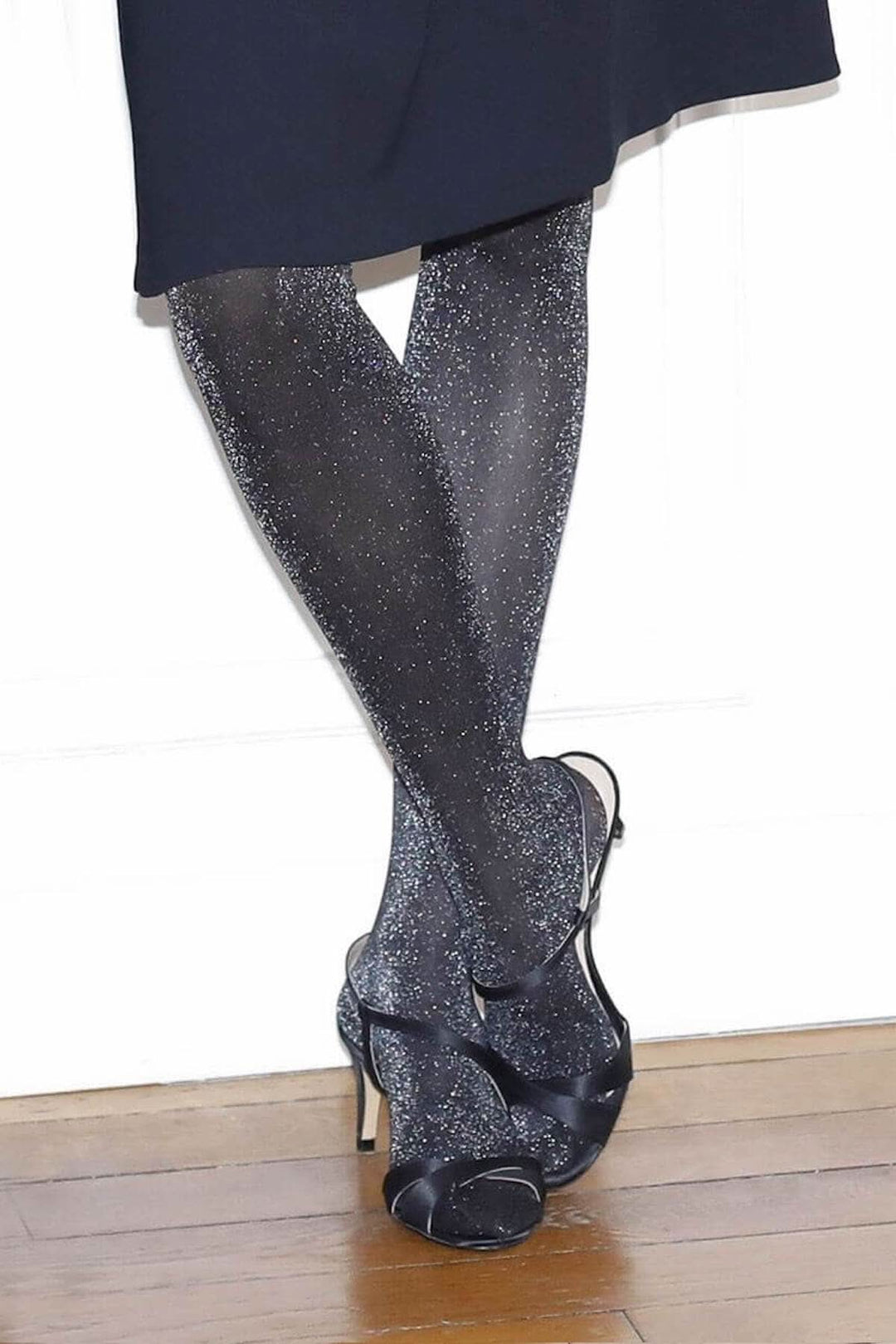 Collant semi-opaque 30D noir avec paillettes argentées, porté avec des chaussures à talons, idéal pour les fêtes.