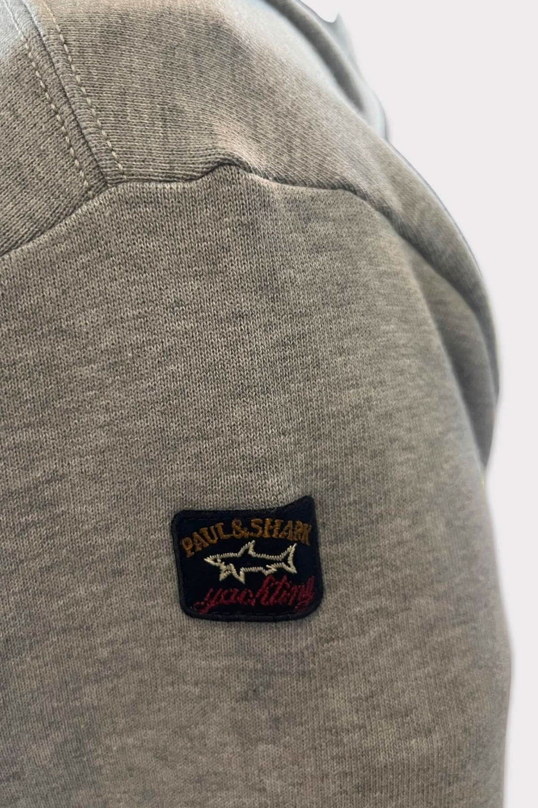 Détail du logo coloré sur le coton ouaté Paul and Shark, idéal pour les journées froides.