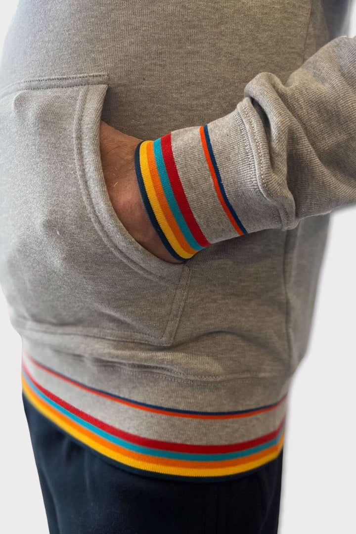 Mannequin portant un coton ouaté gris avec logo coloré et manches rayées, idéal pour le printemps.