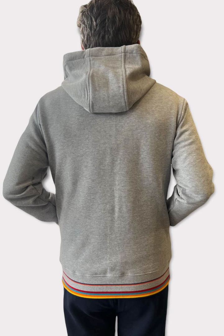 Homme vu de dos portant un coton ouaté à logo coloré, idéal pour les journées froides de printemps.