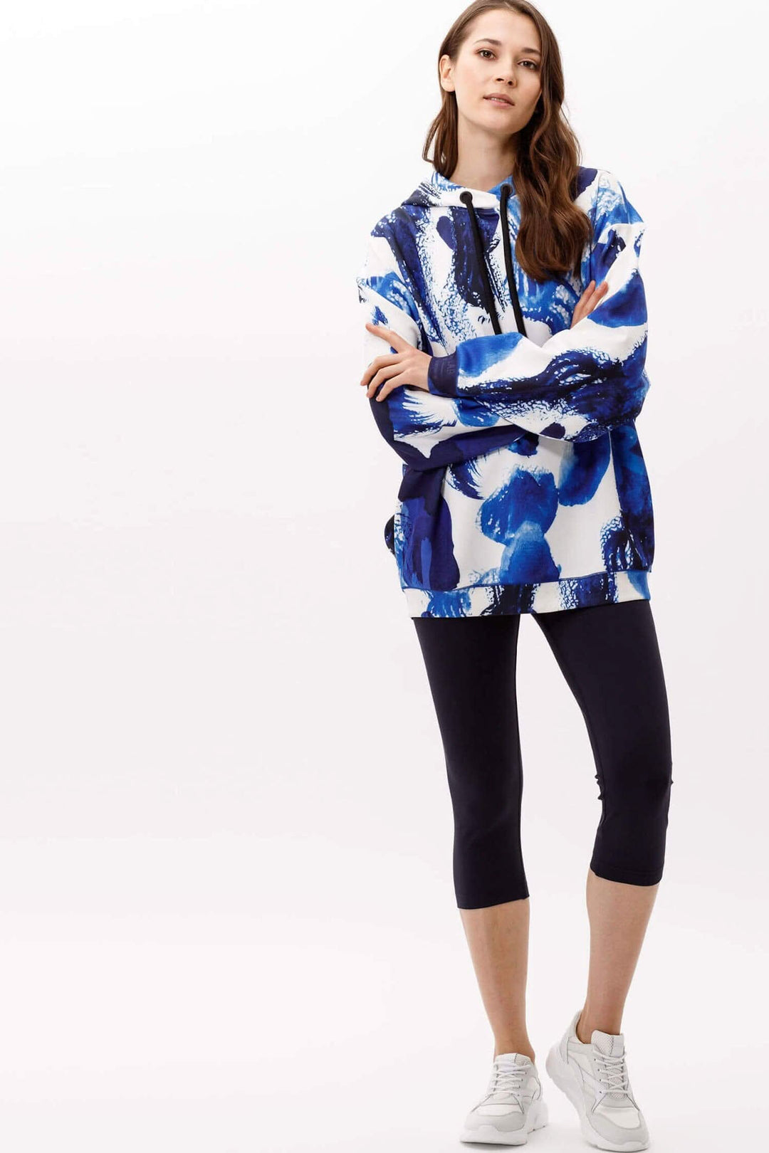 Sweat-shirt Fayne pour femme avec motif bleu, porté avec leggings noirs, style décontracté et contemporain.