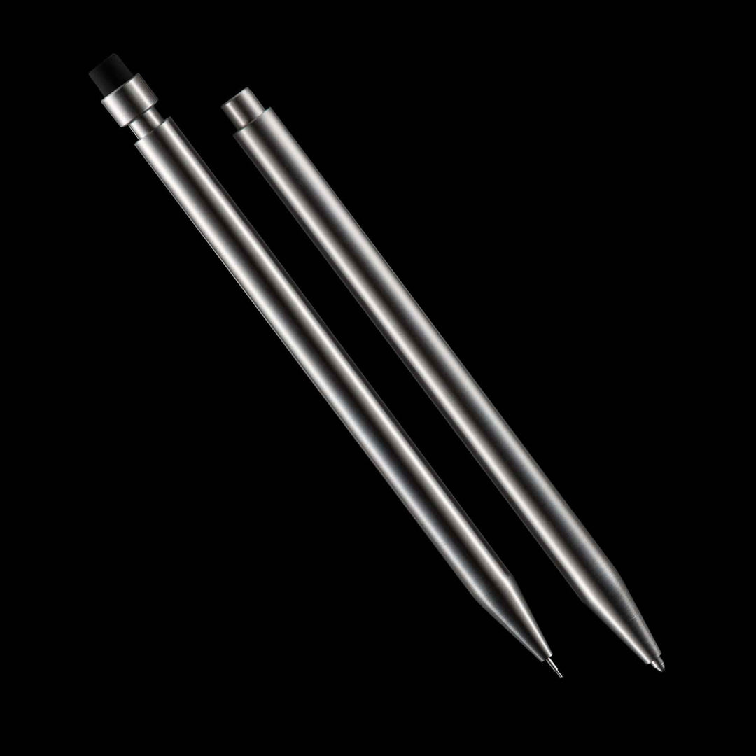 Deux crayons Modern Fuel en métal solide, sans plastique, conçus pour une présentation impeccable.