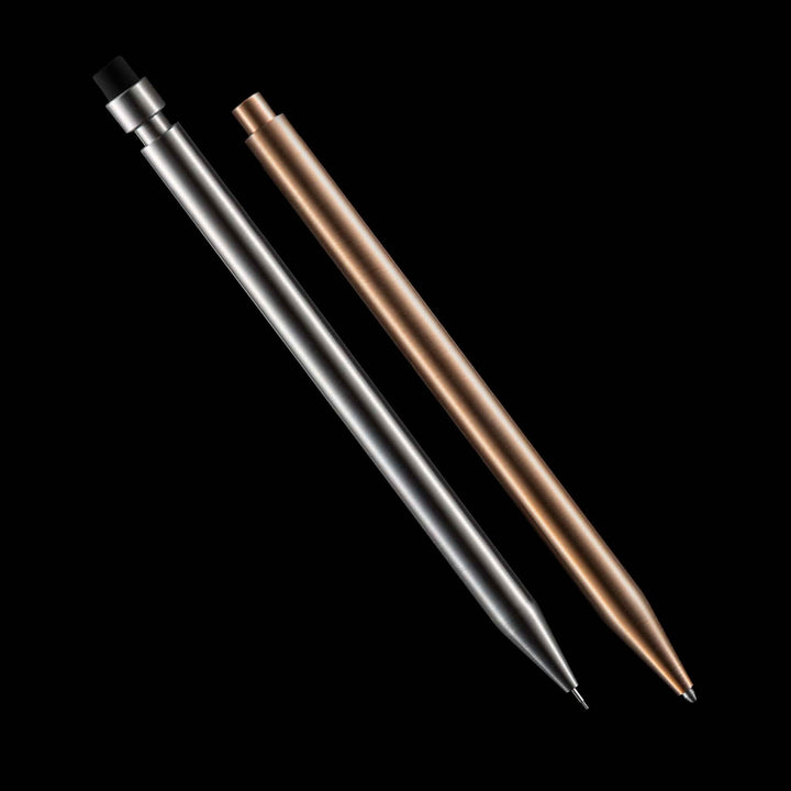 Crayons Modern Fuel en métal, présentés en argent et cuivre, sans plastique pour un design unique.