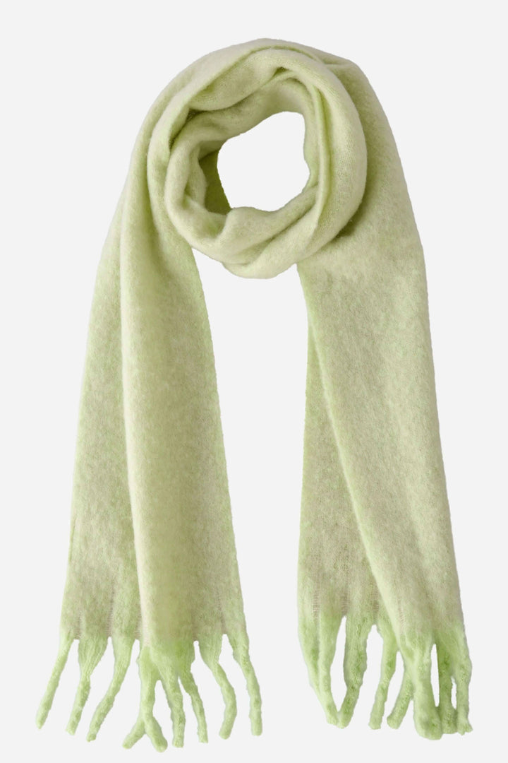 Écharpe en laine vert clair avec franges, parfaite pour un look moderne et élégant.